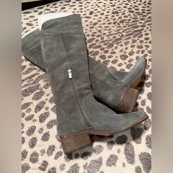 Gray Suede Knee-High Vince Camuto Boots 🩶 - Picture 9 of 10